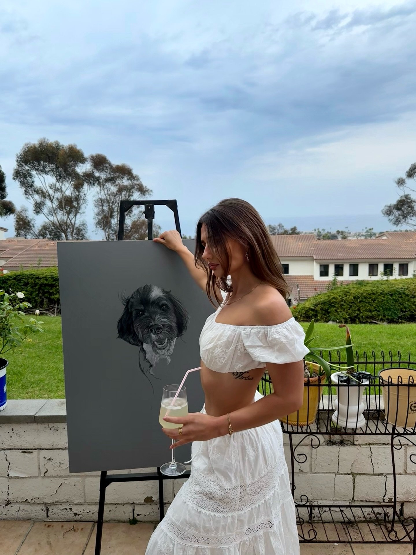 Daría creating an original artwork